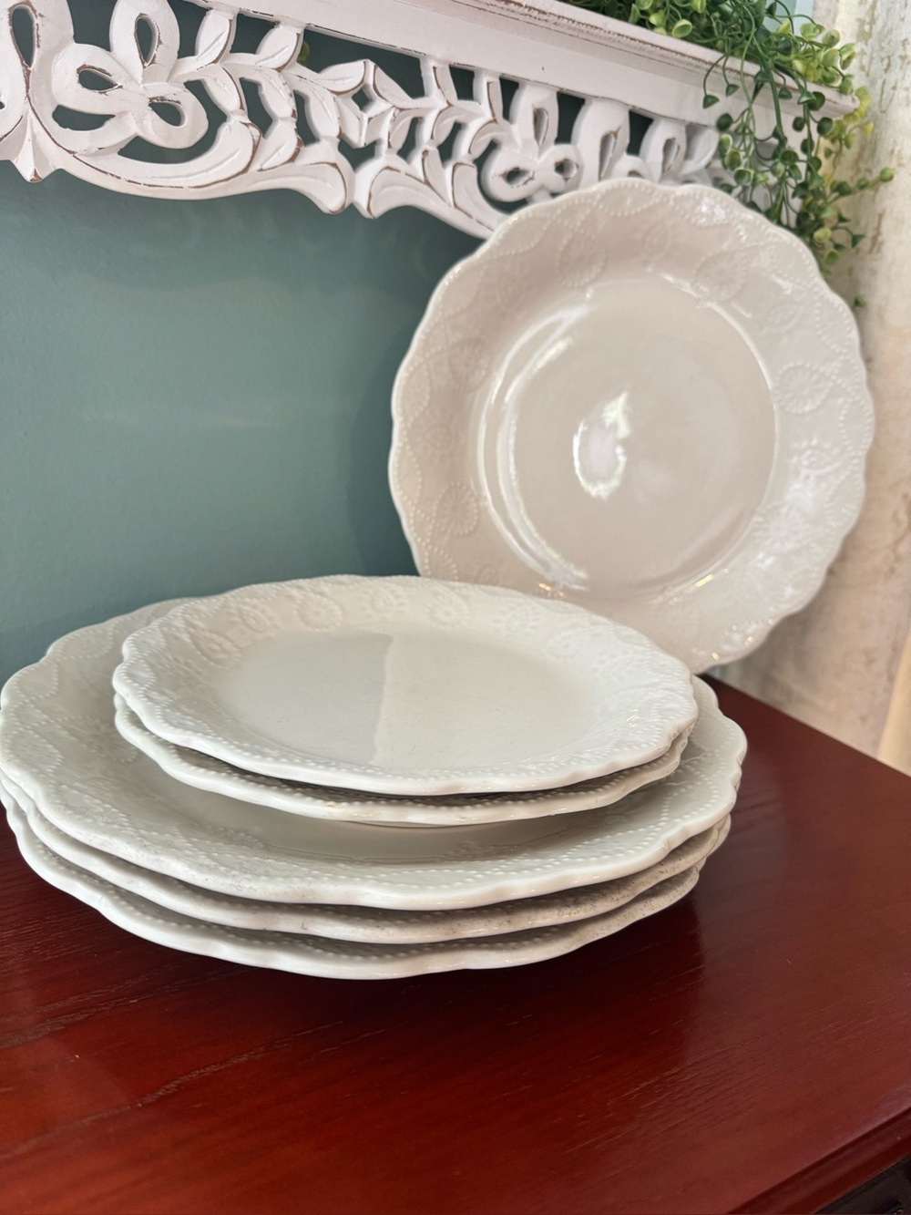 The Pioneer Woman White Scalloped Ceramic Dinner Plates Set. 4 Dinner 2 Salad